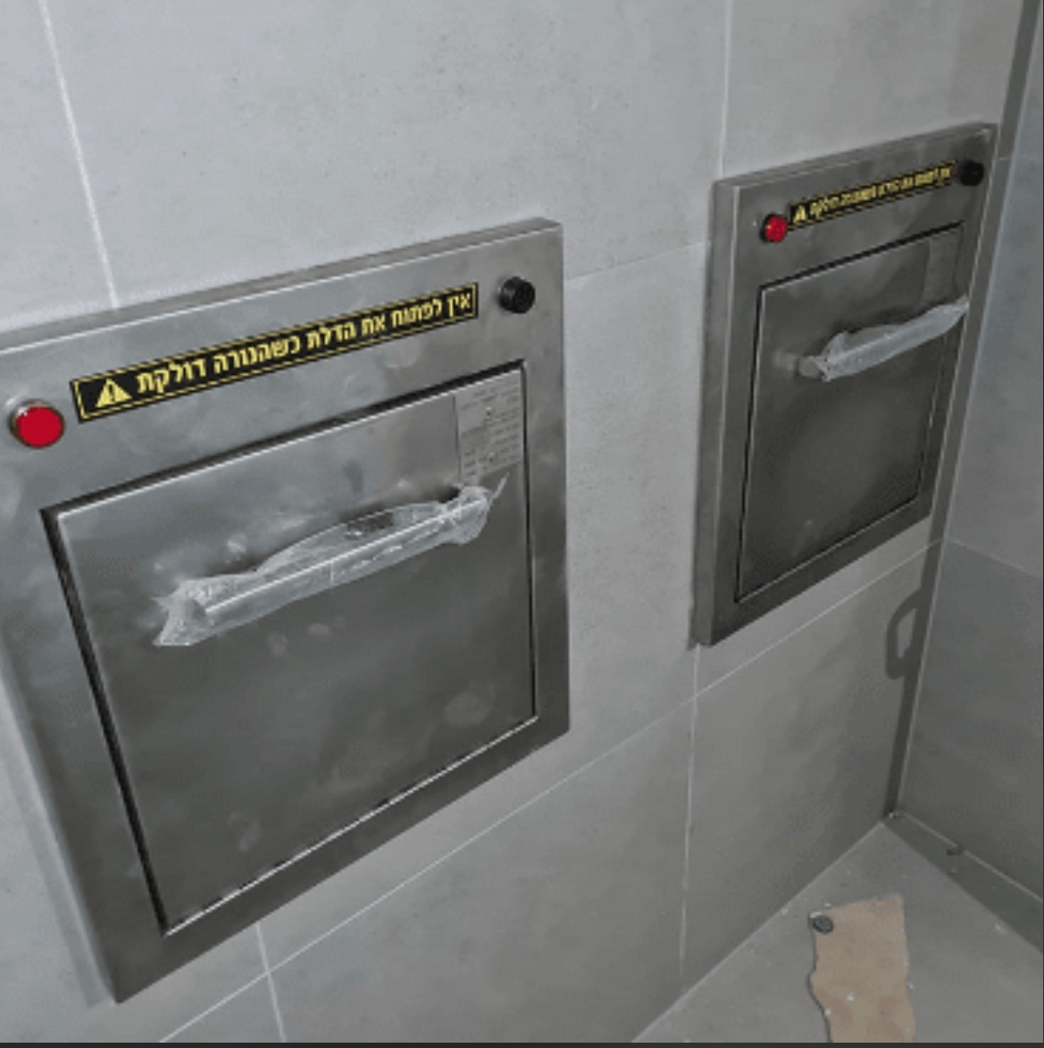 דלתות טעינה קומתיות מנירוסטה של שוט אשפה עם שילוט בטיחות